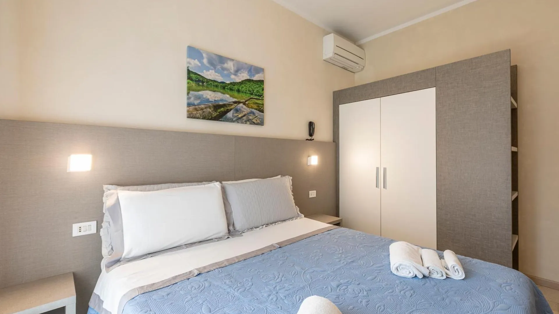 Hotel Deborah 밀라노마리티마 3*,