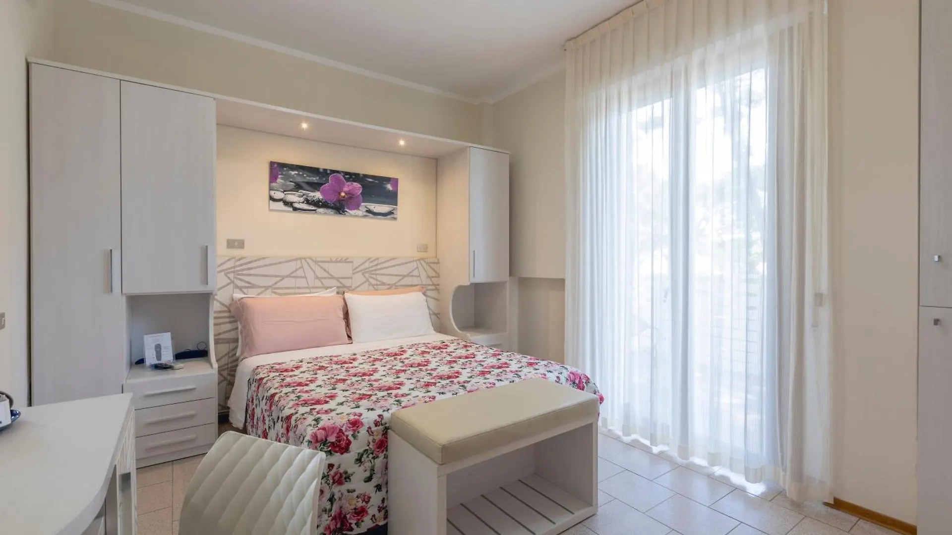 Hotel Deborah 밀라노마리티마 3*,
